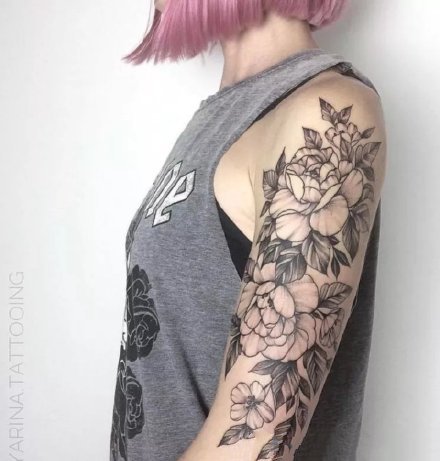 点击大图看下一张：大臂素花纹身  9款女士的大臂黑灰花朵植物纹身图案