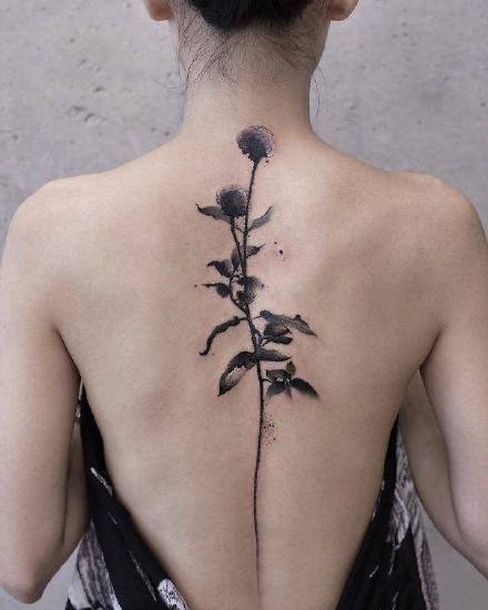 点击大图看下一张：脊椎纹身 女生后背脊柱处唯美感觉的纹身图片