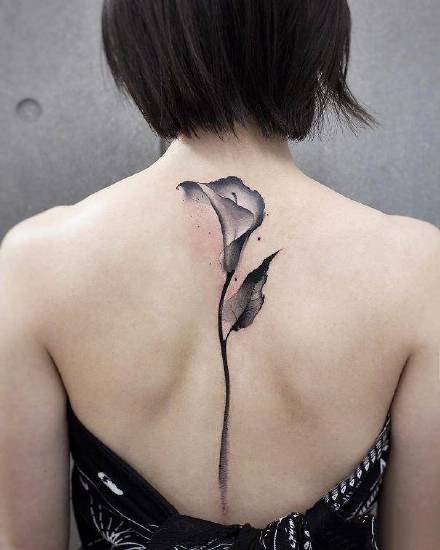 点击大图看下一张：脊椎纹身 女生后背脊柱处唯美感觉的纹身图片