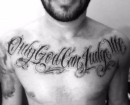 点击大图看下一张：胸口花体字纹身 男性胸部的黑灰色花体字纹身图片