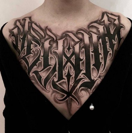 点击大图看下一张：胸口花体字纹身 男性胸部的黑灰色花体字纹身图片