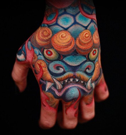 点击大图看下一张：手背传统纹身 9张大胆浓郁的传统唐狮等手背纹身图案