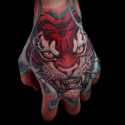 点击大图看下一张：手背传统纹身 9张大胆浓郁的传统唐狮等手背纹身图案