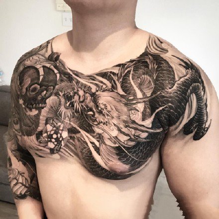 点击大图看下一张：传统花胸纹身 9张传统的花胸纹身图片