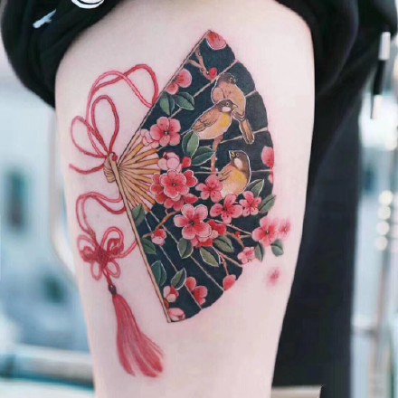点击大图看下一张：日式传统的扇子绳结等红色调小清新纹身图片
