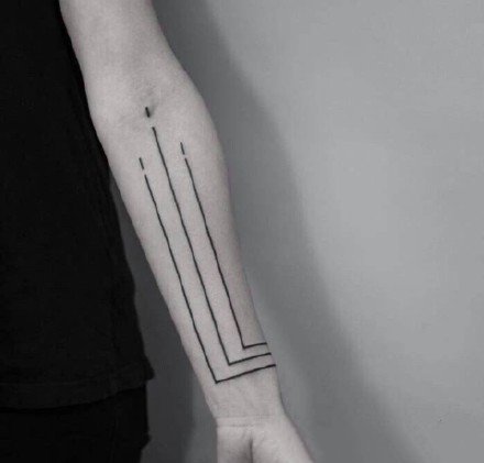 点击大图看下一张：几何线条纹身 9张简单风格的极简线条纹身作品