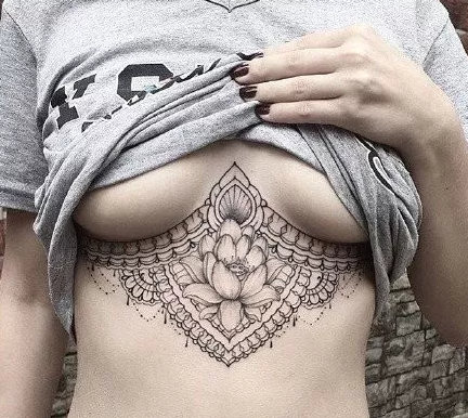 点击大图看下一张：性感胸部纹身 9款女生别致优雅的胸下梵花纹身图案