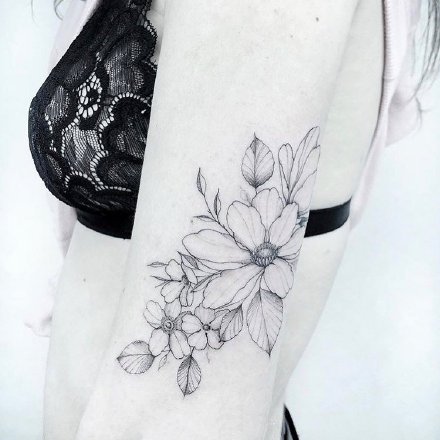 点击大图看下一张：女生素花纹身 适合女孩子的小清新花朵线条纹身图案
