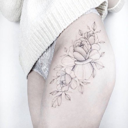 点击大图看下一张：女生素花纹身 适合女孩子的小清新花朵线条纹身图案