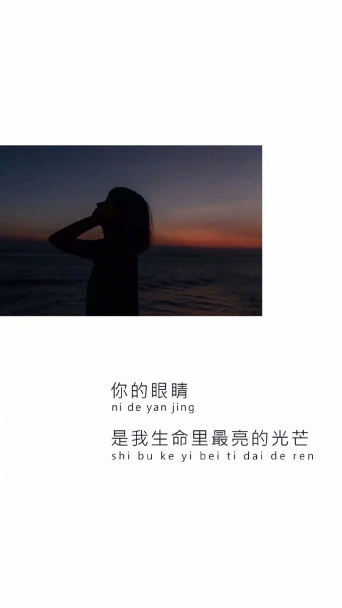 点击大图看下一张：一幅夕阳洒在海面上,椰树下情侣相互依偎的画面