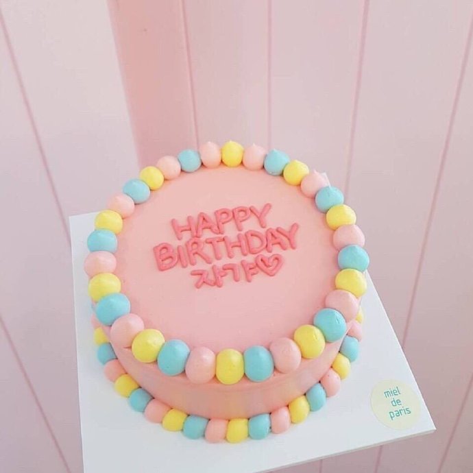 点击大图看下一张：九款少女心超美的生日蛋糕图片欣赏