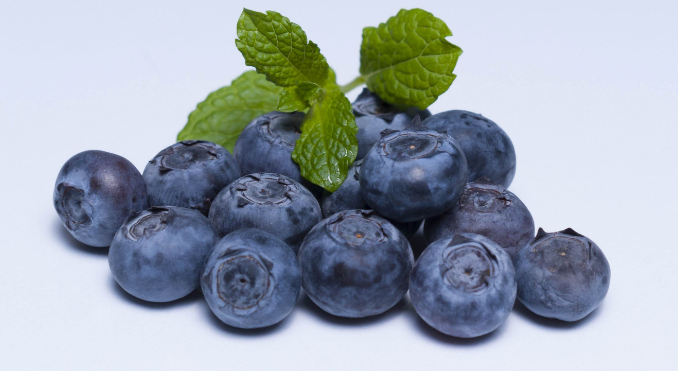 点击大图看下一张：蓝莓是一颗小小的水果，颜色是紫色的