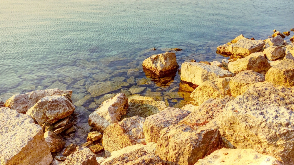 点击大图看下一张：唯美海边岩石高清桌面壁纸欣赏