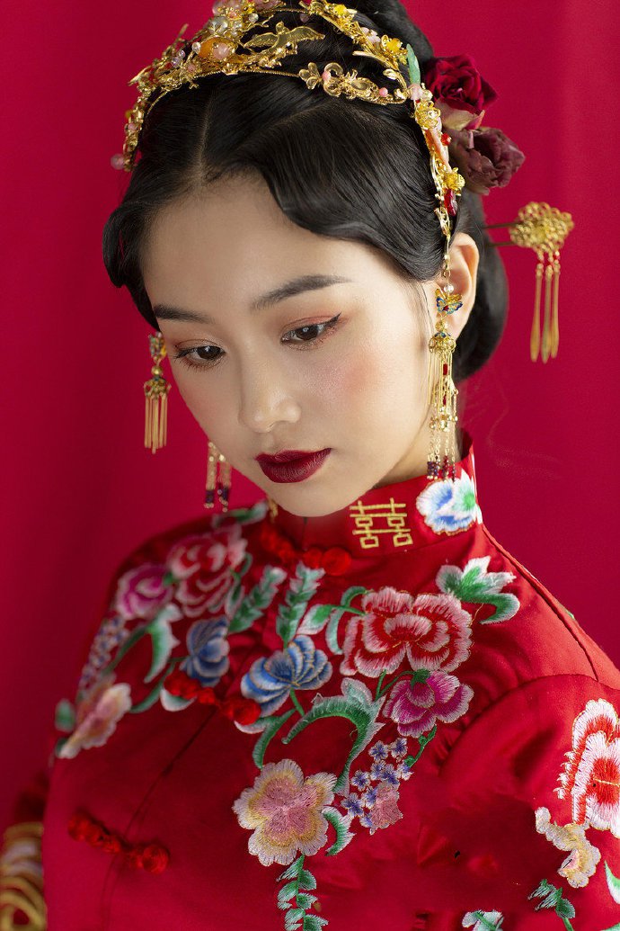 点击大图看下一张：融入时尚鲜花元素，感受中国风的底蕴之美
