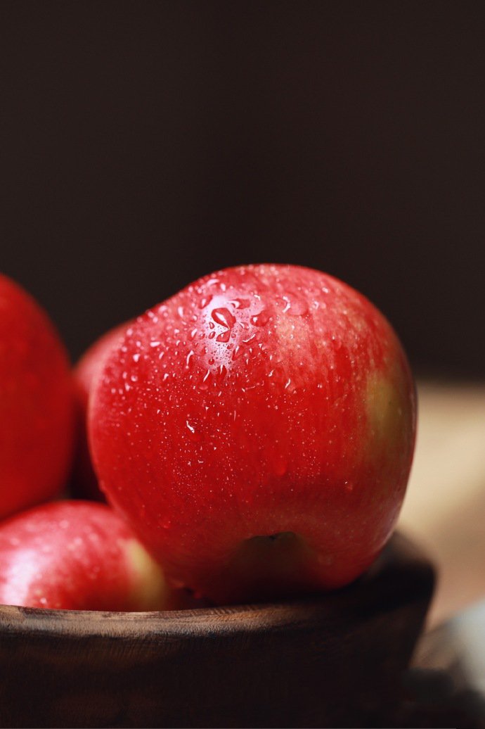 点击大图看下一张：一组红红的超有意境感的苹果图片