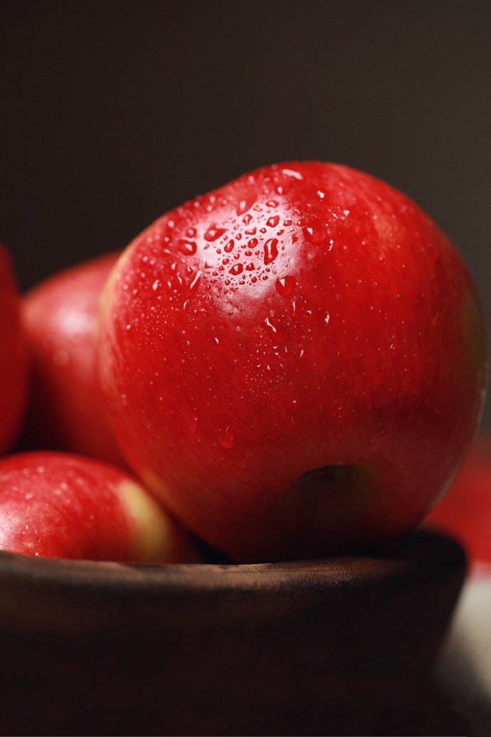 点击大图看下一张：一组红红的超有意境感的苹果图片