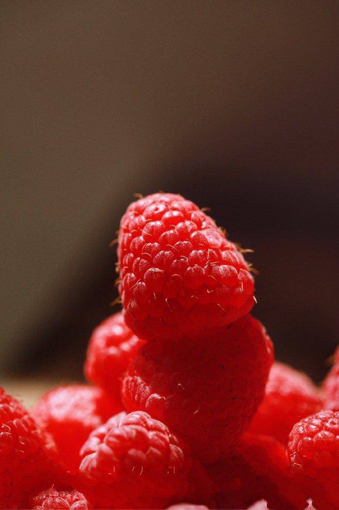 点击大图看下一张：一组红红的树莓给你带来唯美视觉体验