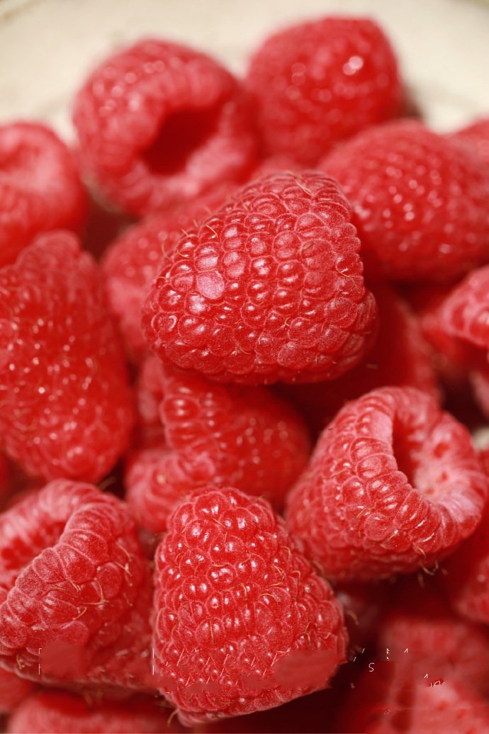 点击大图看下一张：一组红红的树莓给你带来唯美视觉体验