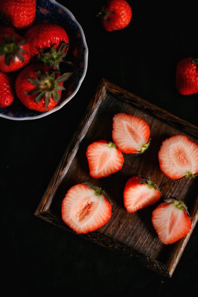 点击大图看下一张：红彤彤的草莓散发出一种甜甜的香味