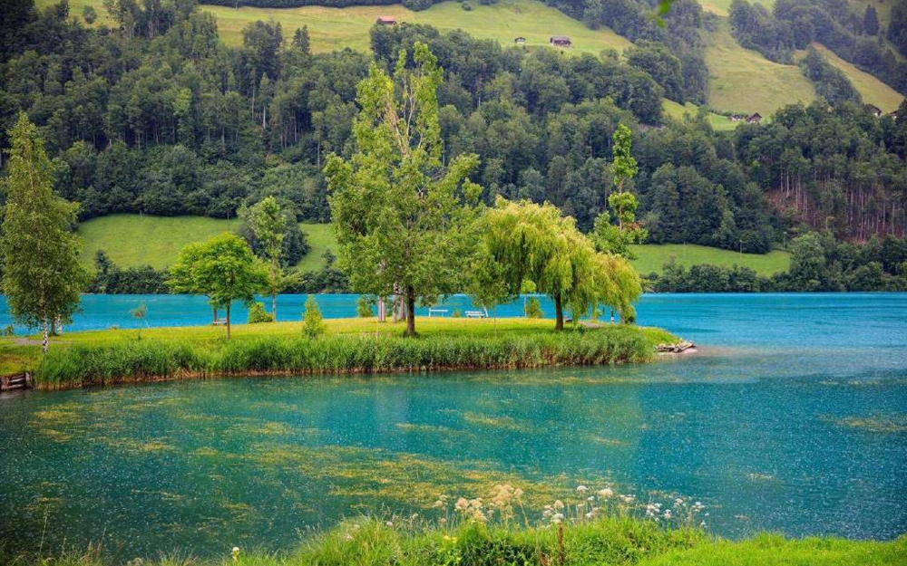 点击大图看下一张：瑞士龙疆湖唯美风景桌面壁纸