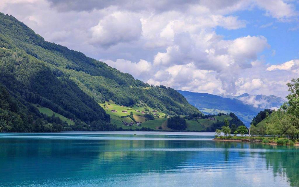 点击大图看下一张：瑞士龙疆湖唯美风景桌面壁纸
