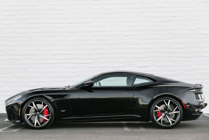 点击大图看下一张：一组黑色帅气Aston Martin DBS Superleggera
