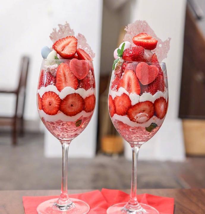 点击大图看下一张：一组超级诱人的草莓奶昔图片欣赏