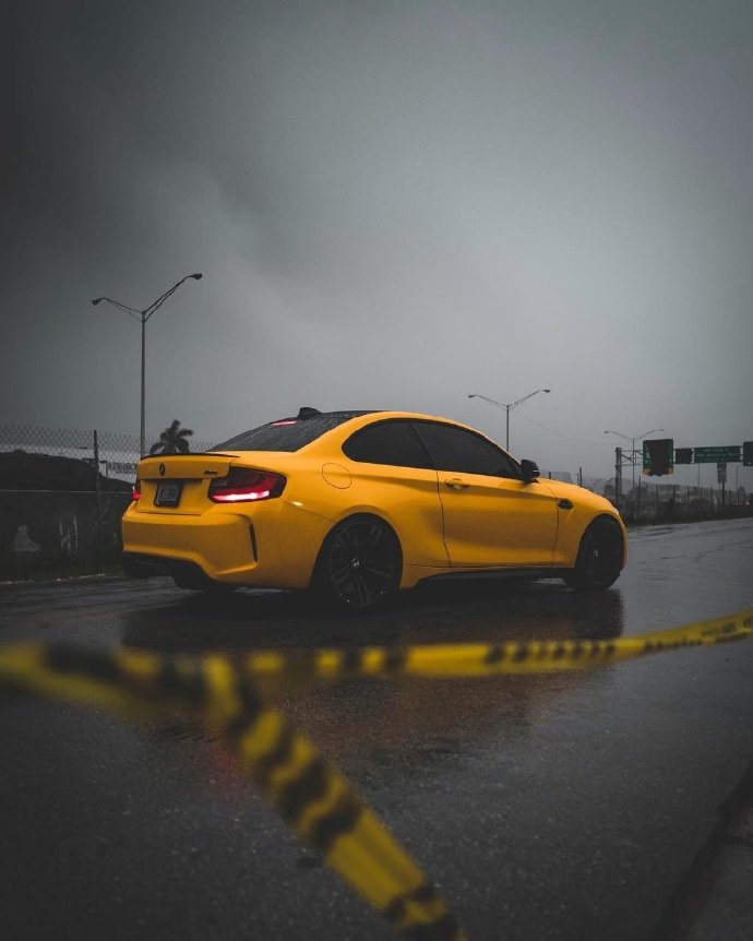 点击大图看下一张：BMW M2 大片来袭鲜亮的黄色 如此耀眼