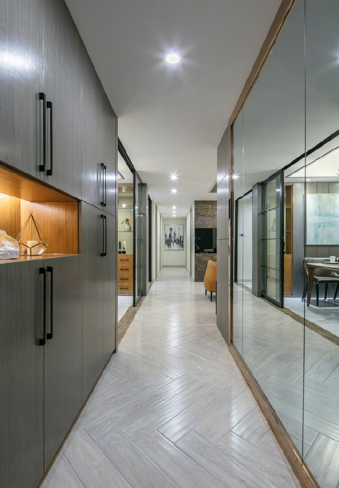 点击大图看下一张：131平现代港式风三居室，简约实用 温馨舒适