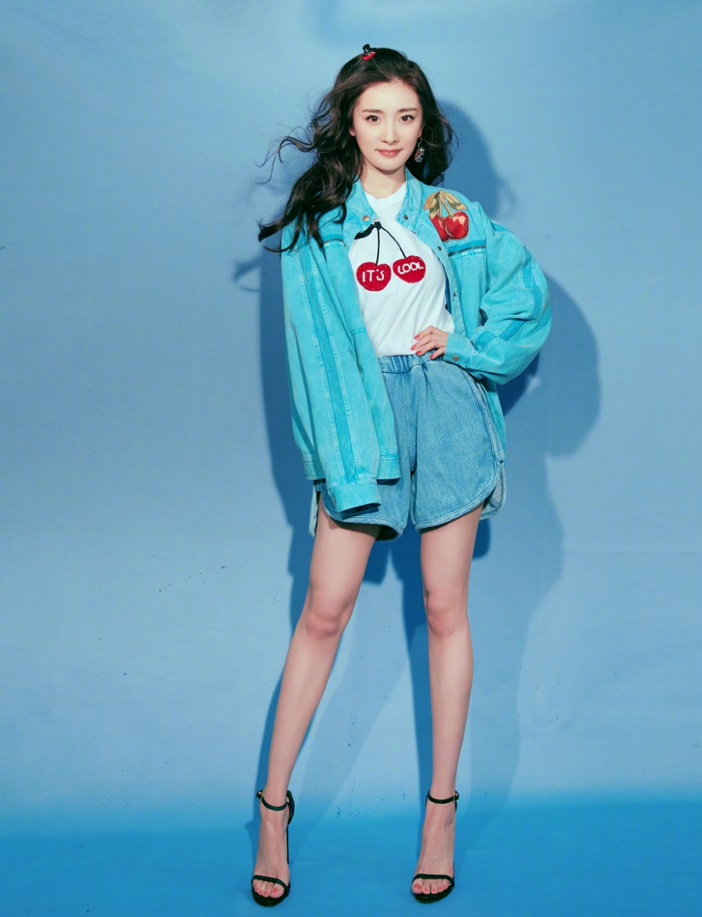 点击大图看下一张：杨幂清新俏皮写真图片欣赏