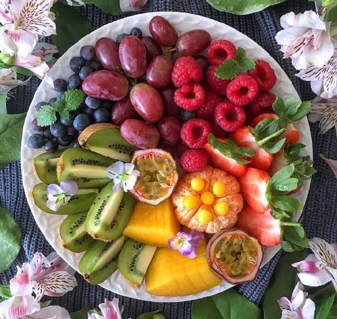 点击大图看下一张：这样吃水果比较过瘾的水果拼盘