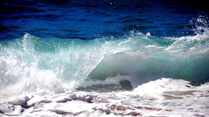 点击大图看下一张：一组波涛汹涌的海浪图片欣赏