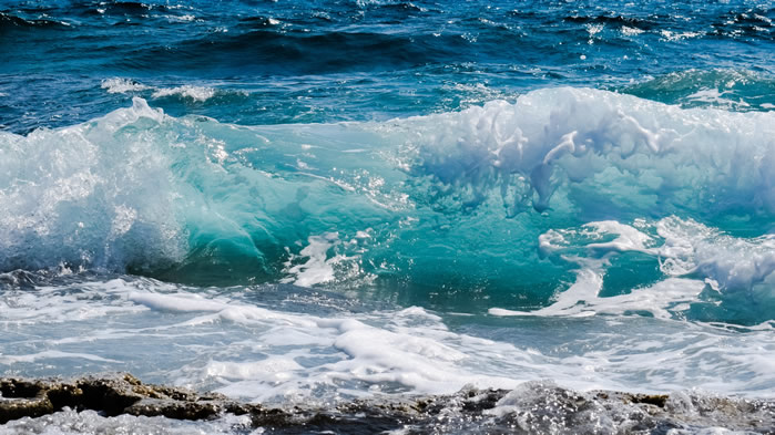 点击大图看下一张：一组波涛汹涌的海浪图片欣赏