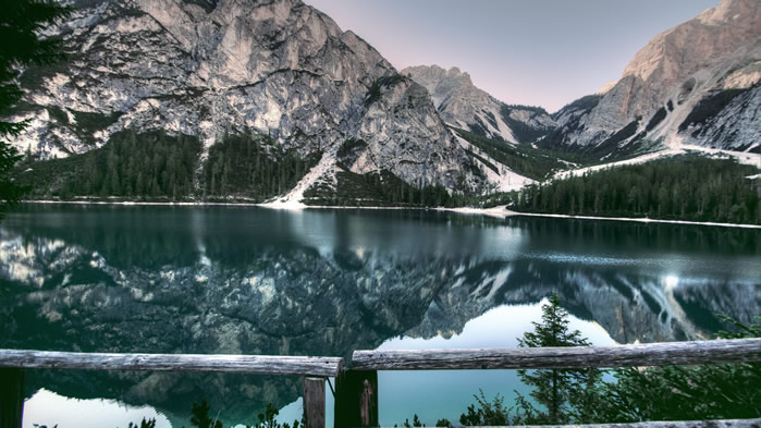 点击大图看下一张：一组美丽的湖泊倒影景色图片欣赏