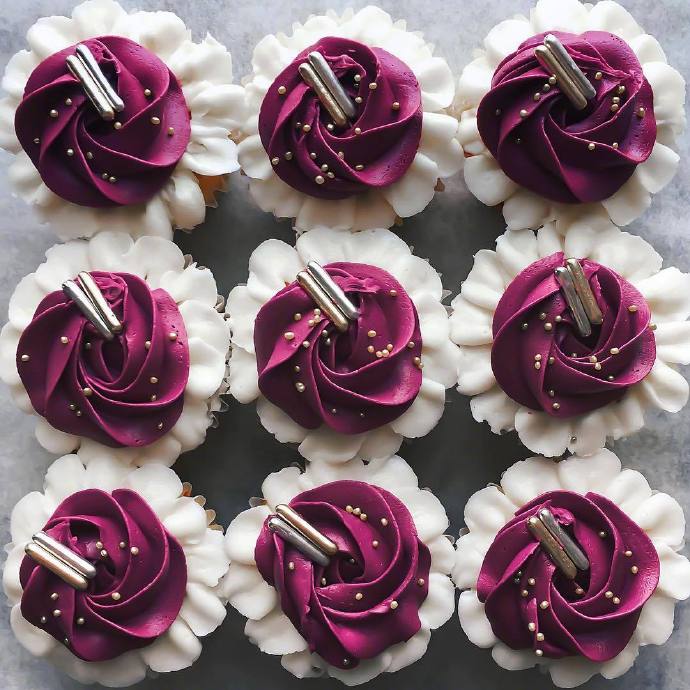 点击大图看下一张：一组超美的玫瑰花纸杯蛋糕图片欣赏