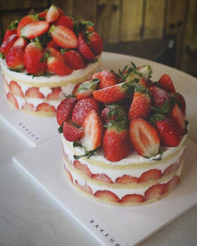 点击大图看下一张：一组精致可口的草莓蛋糕图片欣赏
