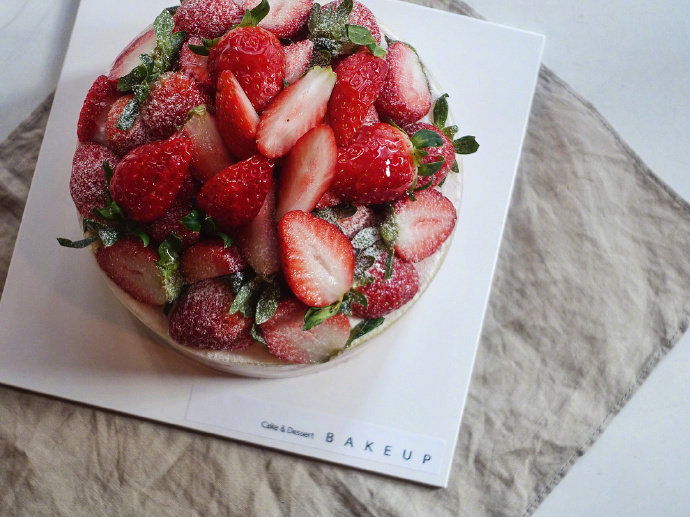 点击大图看下一张：一组精致可口的草莓蛋糕图片欣赏