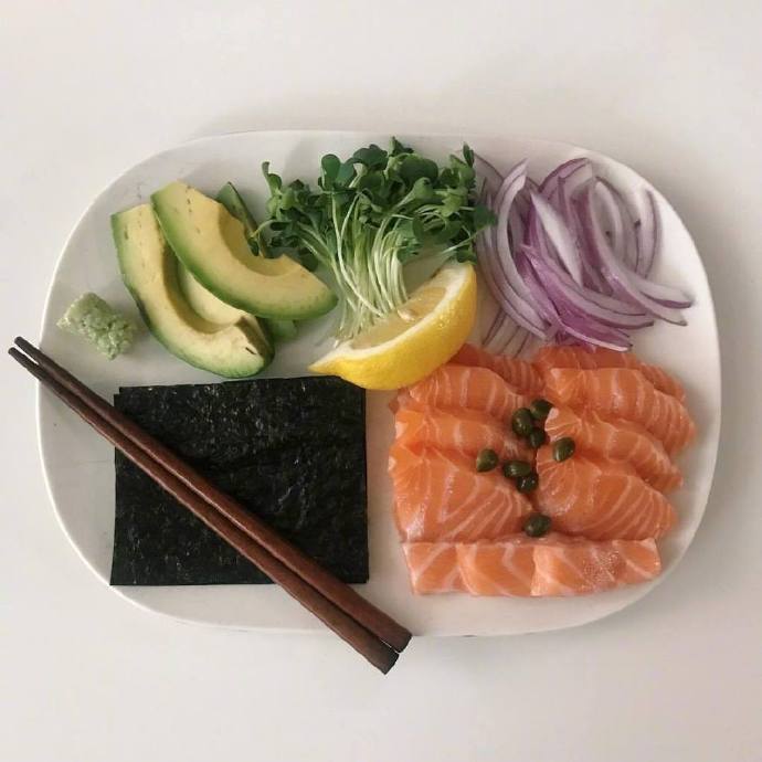 点击大图看下一张：一组三文鱼搭配蔬菜的料理图片图片