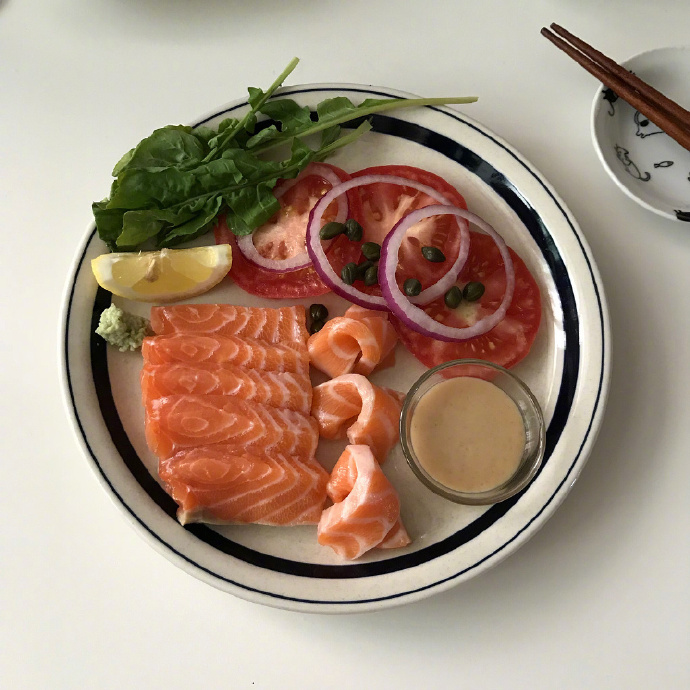 点击大图看下一张：一组三文鱼搭配蔬菜的料理图片图片