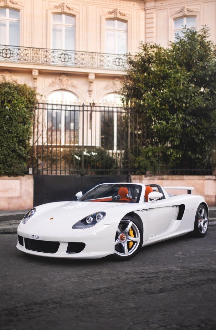 点击大图看下一张：Porsche Carrera GT ​诱惑力十足！ ​​​​白色的更显韵味
