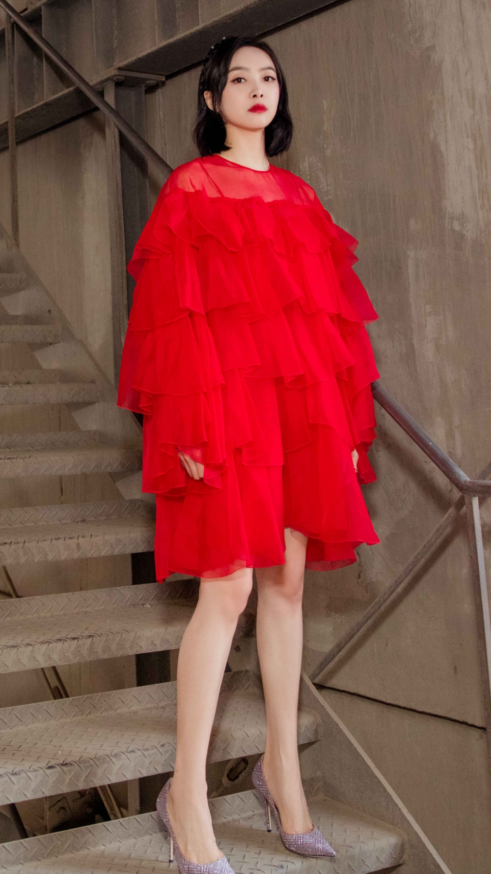 点击大图看下一张：宋茜红色礼服妖艳魅力写真手机壁纸