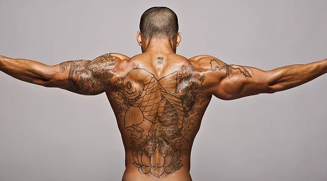 点击大图看下一张：纹身肌肉男帅哥图片