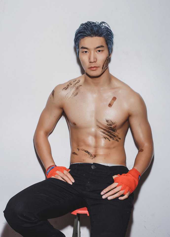 点击大图看下一张：中国帅哥的肌肉私房照图片
