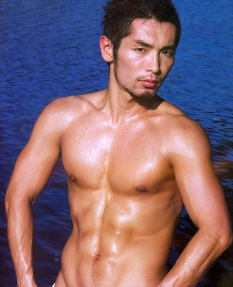 点击大图看下一张：性感日本男优真崎航gv图片外拍写真集