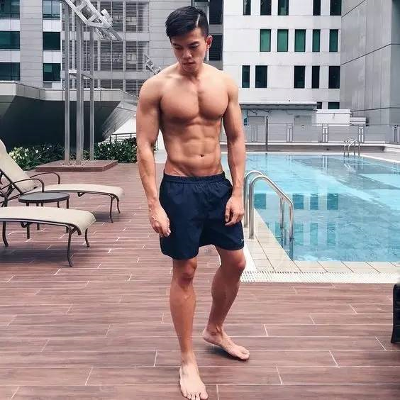 点击大图看下一张：身材超好的亚洲肌肉男帅哥图片