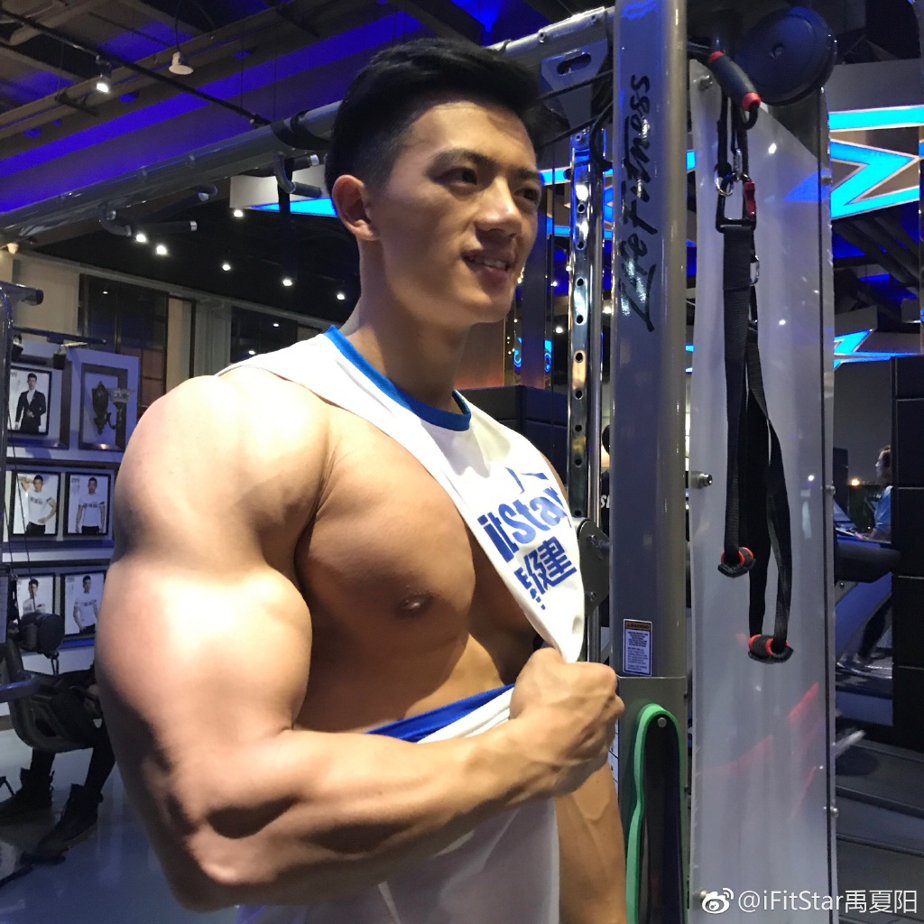 点击大图看下一张：健身教练禹夏阳肌肉写真照片