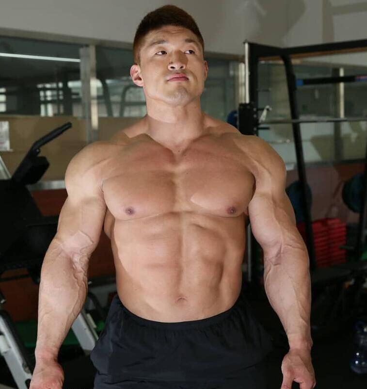 点击大图看下一张：身材超好的亚洲肌肉男帅哥图片