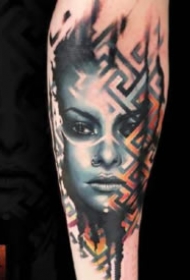 暗色水彩风格的欧美女郎肖像包臂纹身图片