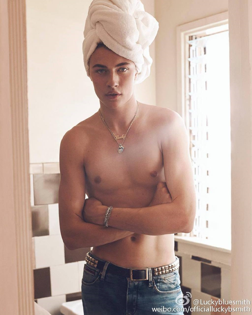 点击大图看下一张：欧美男模lucky blue smith半裸写真图片