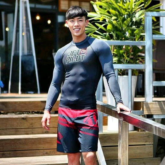 点击大图看下一张：韩国帅哥肌肉迷人私房照图片